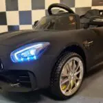 mat zwarte Mercedes GTR kinderauto