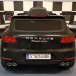 Zwarte Porsche Macan elektrische kinderauto met 2.4G RC bediening