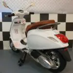 witte vespa scooter kind